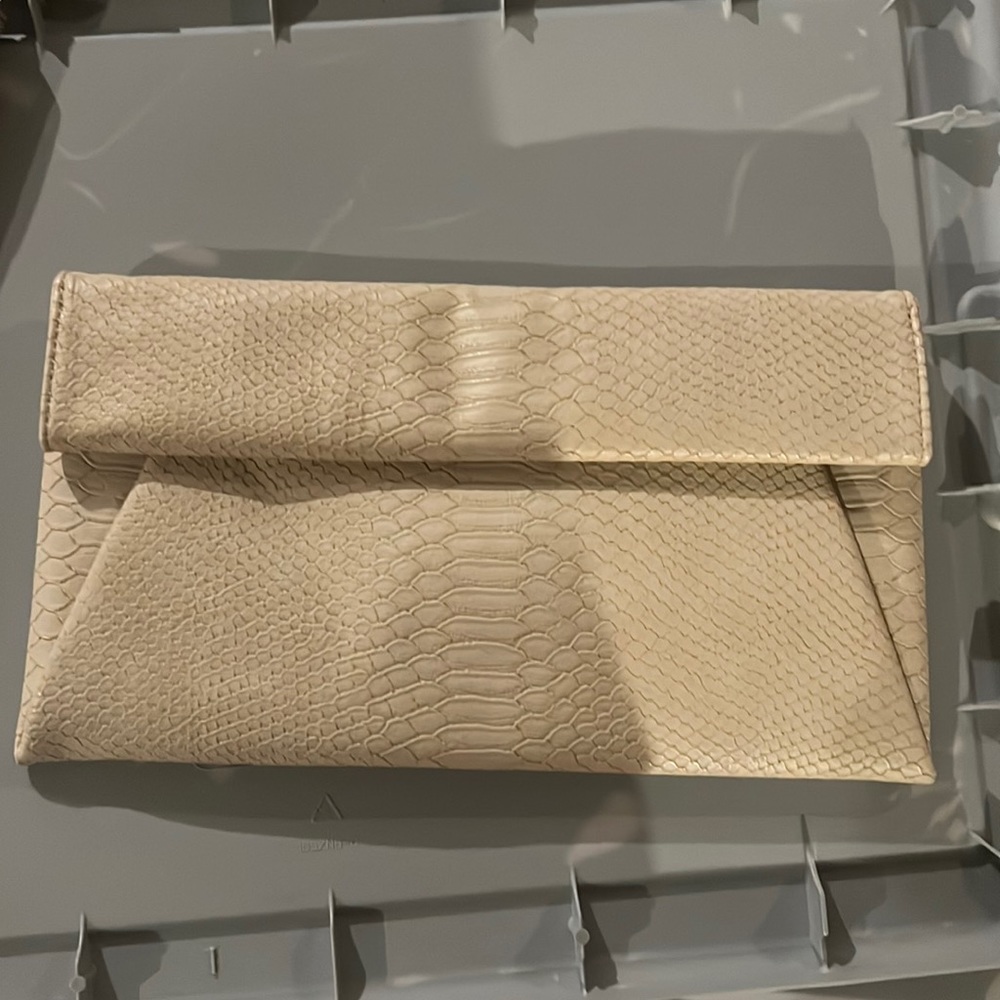 Urban expressions clutch